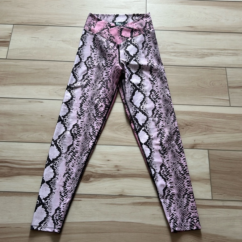 EUC Beach Riot leggings